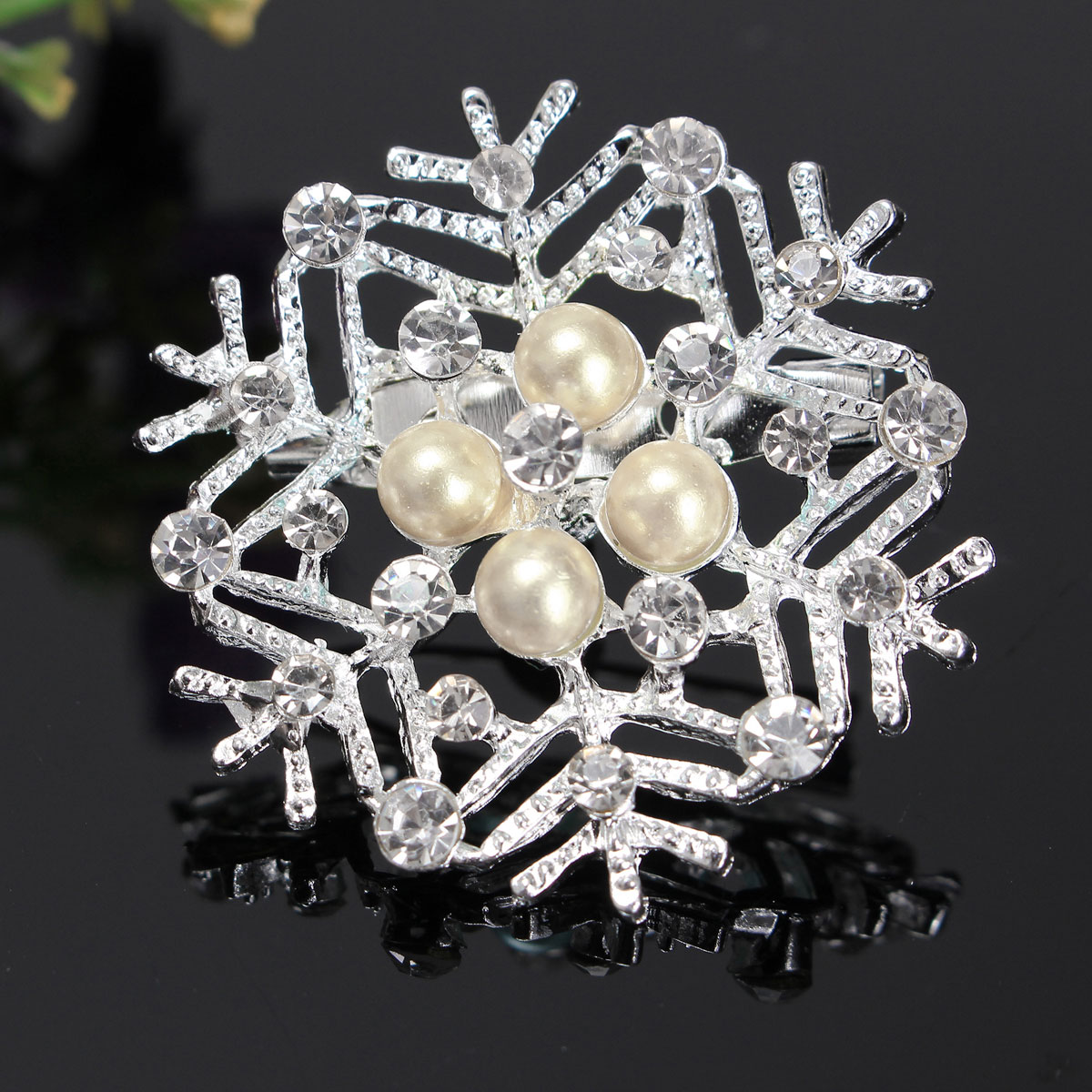 Christmas-Gift-Simple-Pearl-Rhinestone-Multicolor-Snowflake-Brooches-1093276